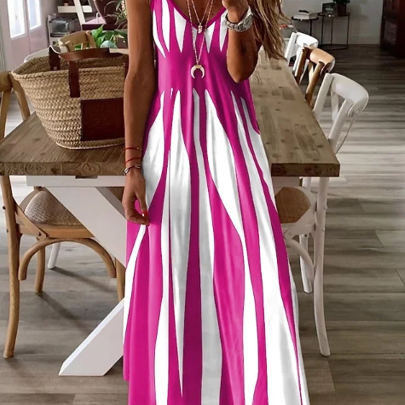 Astrava™ | Robe longue à col en V et rayures